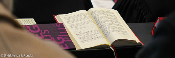 aufgeschlagenes Buch