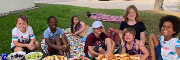 Ruckizucki-Kinder beim Picknick