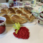 Hefezopf und Erdbeermarmelade