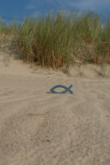 ICHTYS Symbol am Strand