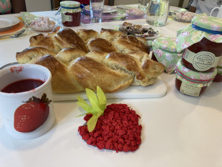 Hefezopf und Erdbeermarmelade