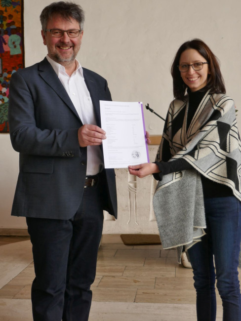 Organistin Andrea Rothenaigner und KMD Volker Glossnerbei der Übergabe des Zeugnisses der bestandenen C-Prüfung der Kirchenmusik 