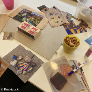 Arbeitsplatz mit Snacks