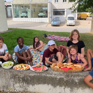Ruckizucki-Kinder beim Picknick